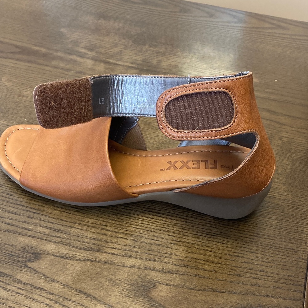THE FLEXX Tan/Cognac Leather Ankle-Strap Wedge Sandals - Picture 8 of 9